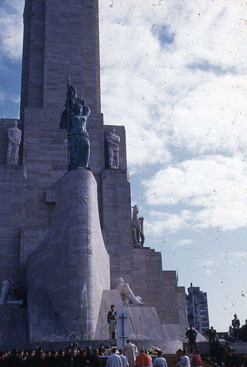 Acto frente al Monumento, 1957.