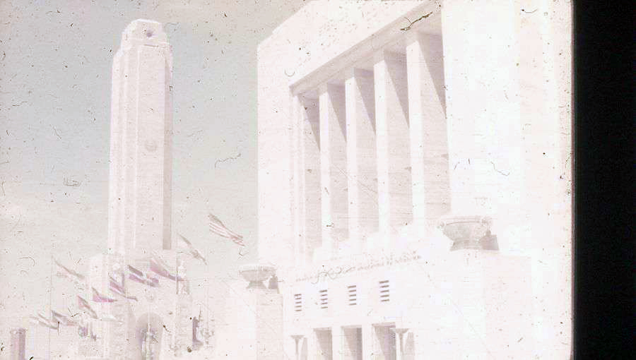 Vista lateral del Monumento a la Bandera, 1957.