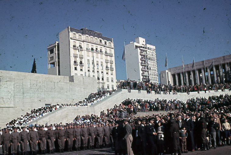 Formación militar y multitud al pie de la escalinata del Monumento.
