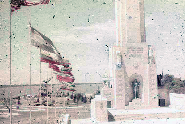 Exterior de la Cripta de Belgrano y Banderas de América desplegadas en el Patio Cívico.