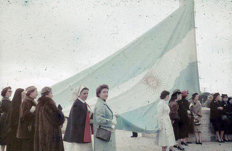 Mujeres en el acto de inauguración del Monumento Nacional a la Bandera