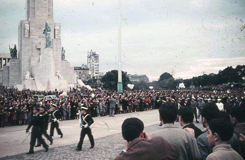 Desfile militar IV.