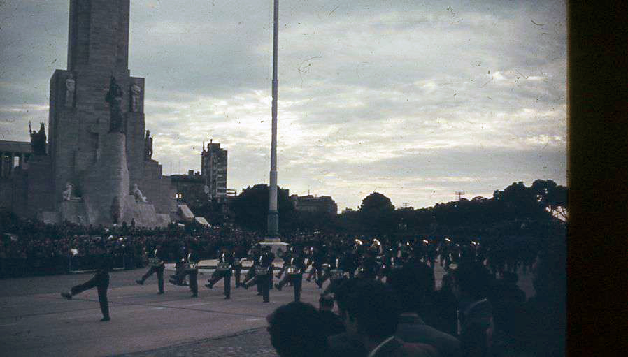 Desfile militar VI.