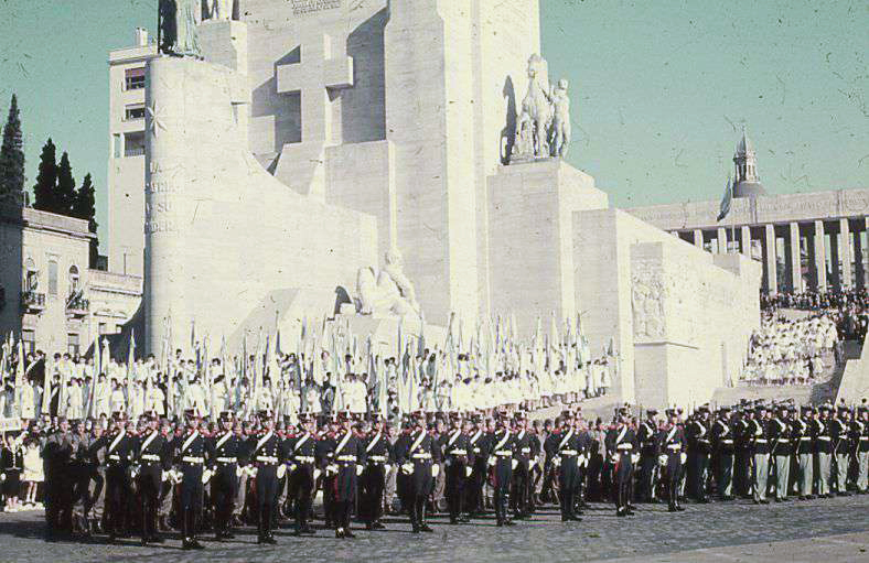 Abanderados y militares en la explanada.