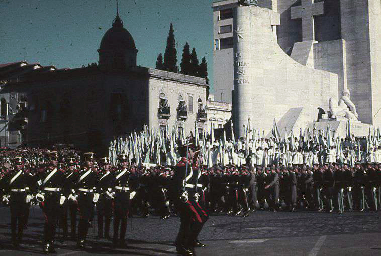 Militares saliendo en formación de la explanada.