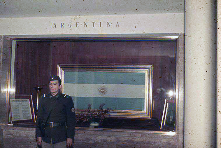 Bandera Argentina en la Galería de Honor.