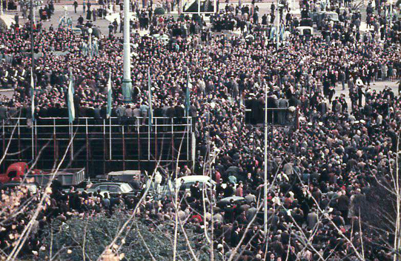 Gran afluencia de público en la explanada del Monumento a la Bandera.