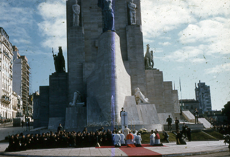 Misa en el acto de inauguración del Monumento Nacional a la Bandera III.