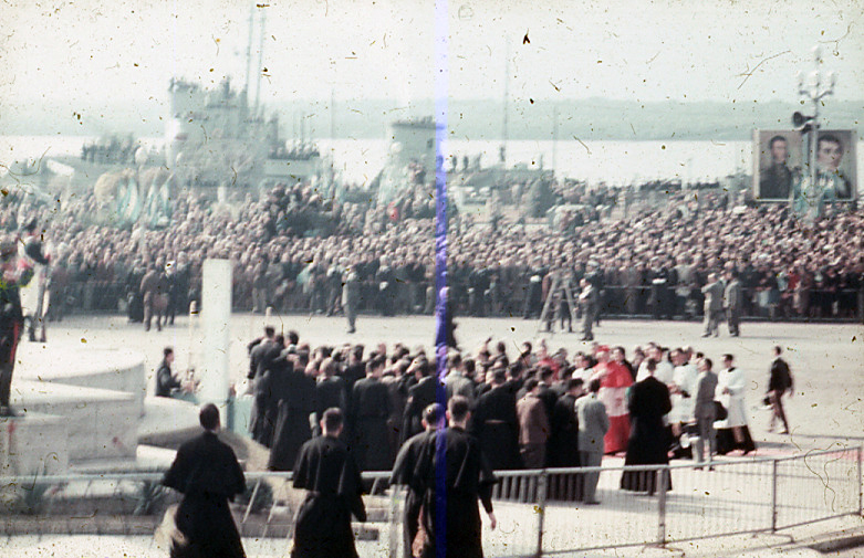 Vista general del público en la misa de inauguración del Monumento a la bandera.