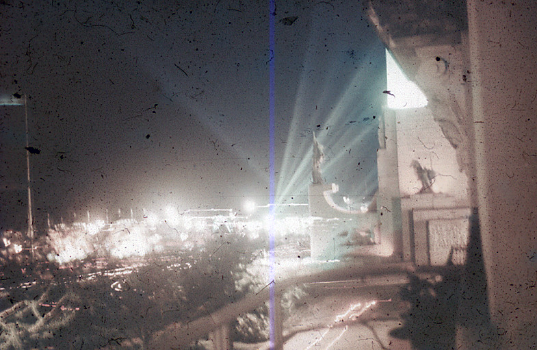 El Monumento a la Bandera desde un edificio aledaño.