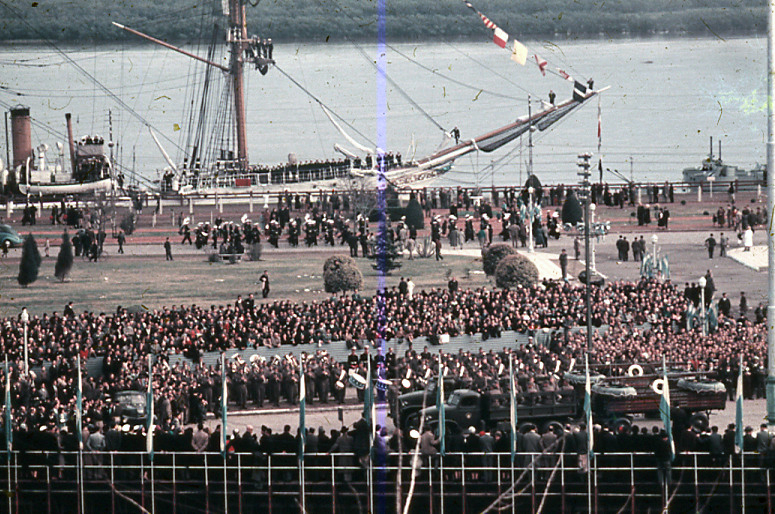 Desfile de vehículos militares.