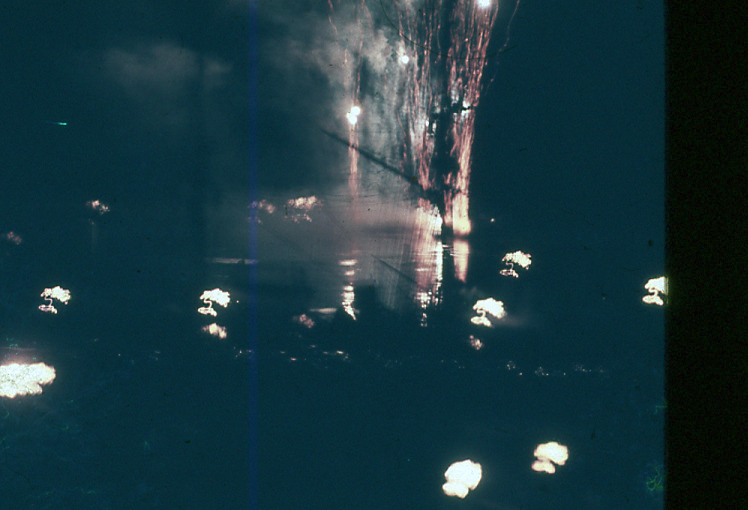 Espectáculo de fuegos artificiales en el Monumento a la Bandera.