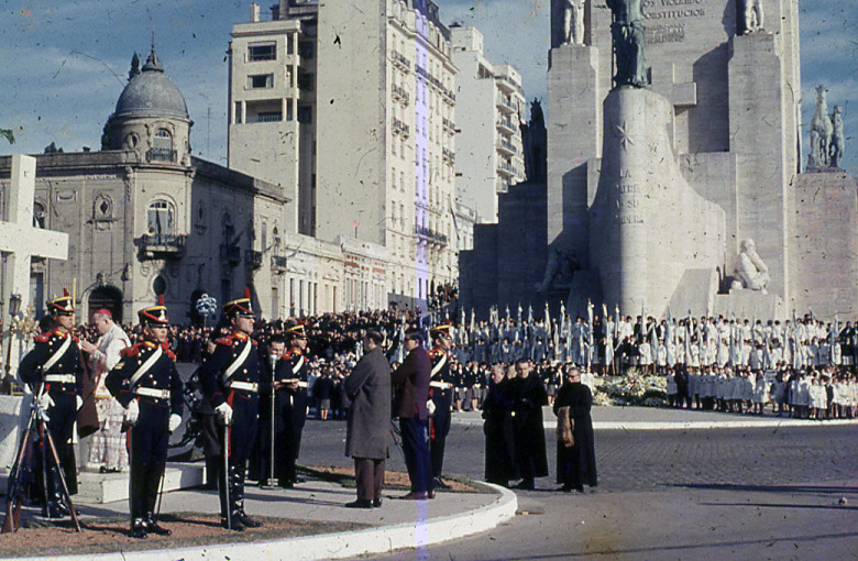 Presbíteros y granaderos en el mástil de la explanada.