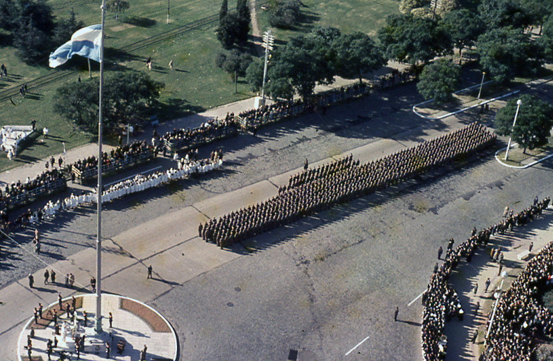Vista aérea del mástil en Av. Belgrano desde el Mirador del Monumento a la Bandera.