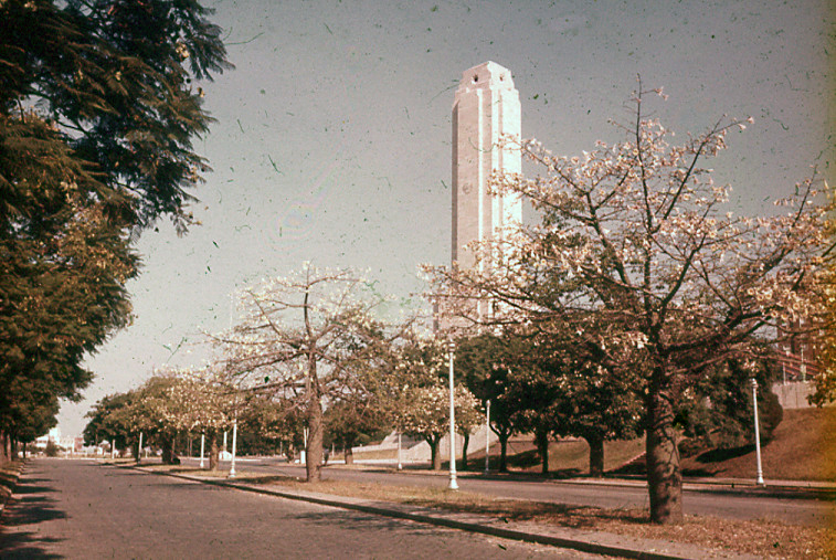 Vista del Monumento desde la Av. Belgrano.