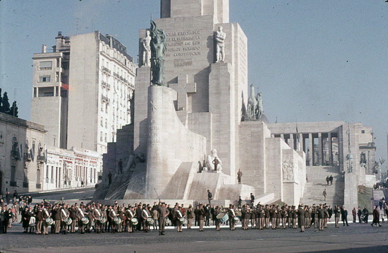 Orquesta Militar en la explanada del Monumento a la Bandera.
