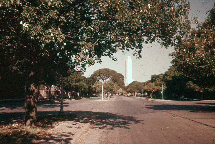 Vista desde el Monumento a la Bandera desde la Av. Belgrano II.