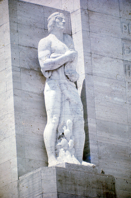 Escultura alegórica masculina en mármol del Monumento a la Bandera que representa uno de los puntos cardinales