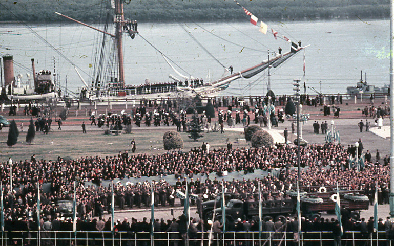 Fragata y multitud en la Estación Fluvial durante la inauguración.