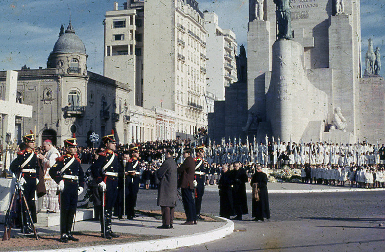 Ceremonia religiosa con granaderos frente al Monumento.