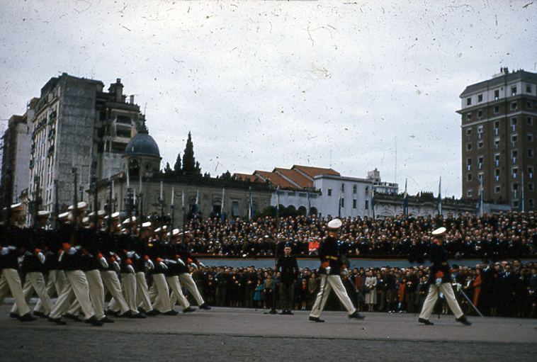 Desfile de cadetes navales frente al público.