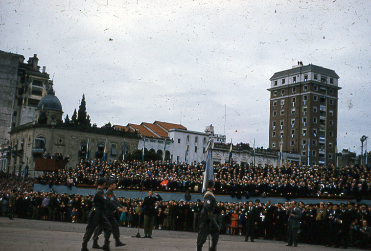 Desfile militar con abanderado durante la inauguración.