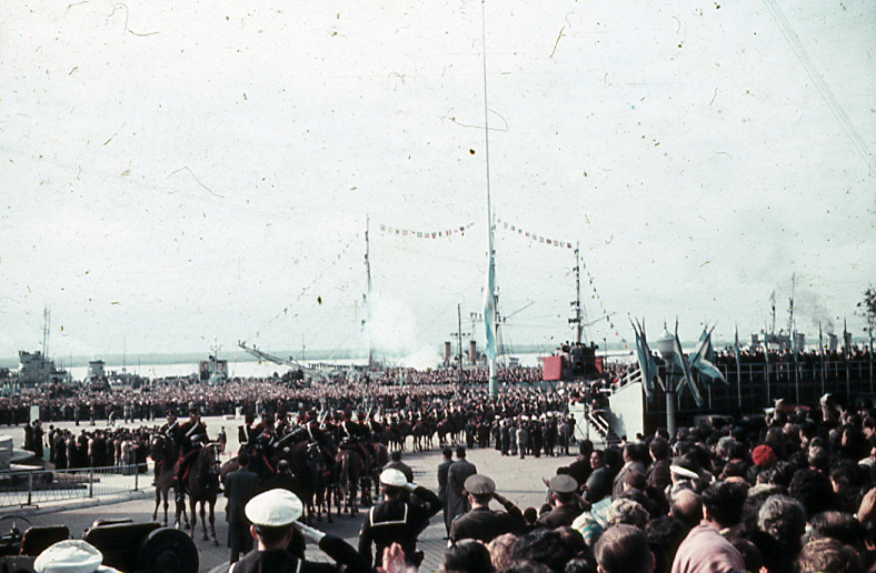Salva naval y multitud frente al río durante la inauguración.
