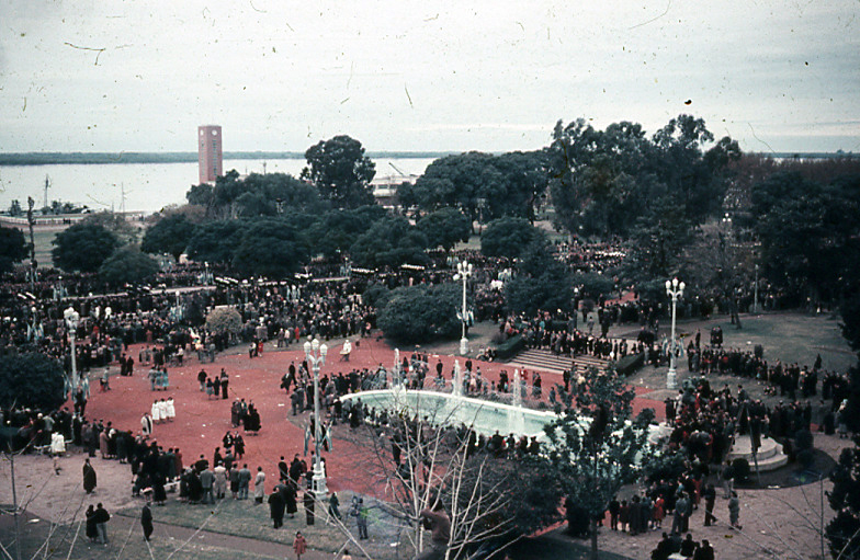 Vista panorámica de la Plaza Barranca de las Ceibas con la fuente y el Río Paraná al fondo.