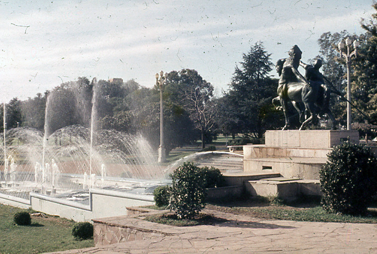 Estatua de Aquiles y Quirón en la Plaza Barranca de las Ceibas, en cercanías del Monumento a la Bandera.