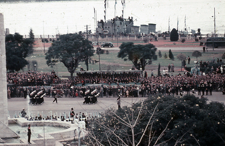 Desfile militar con el buque ARA La Argentina de fondo.