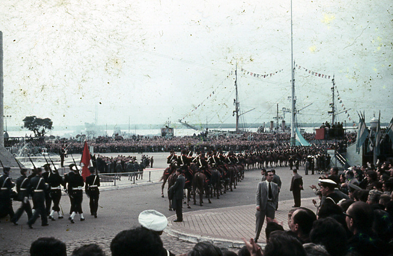 Granaderos a caballo ante el palco junto al río.