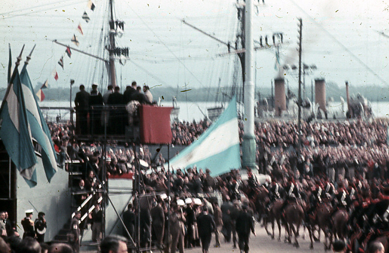 Público general, granaderos y autoridades con el Buque ARA La Argentina al fondo.