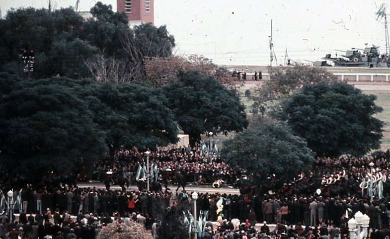 Vista elevada del Parque Nacional a la Bandera con el público entre la arboleda y un buque de la Armada sobre el Río Paraná, Rosario, 1957.