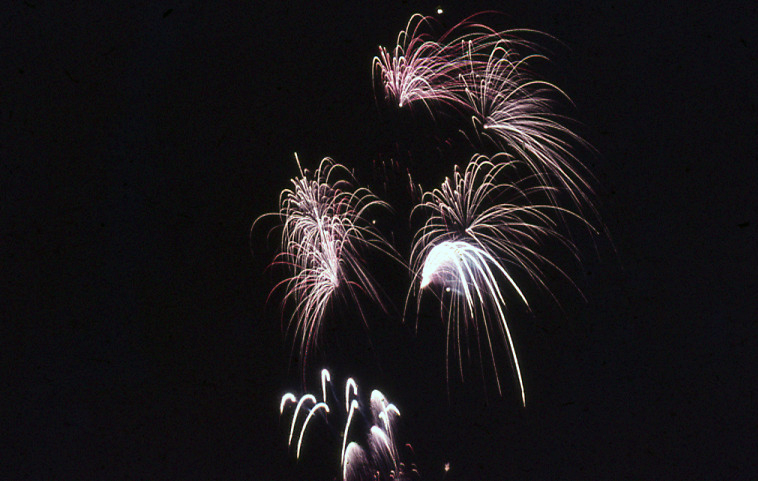 Fuegos artificiales iluminando el cielo durante los festejos nocturnos por la inauguración del Monumento, Rosario, 1957.