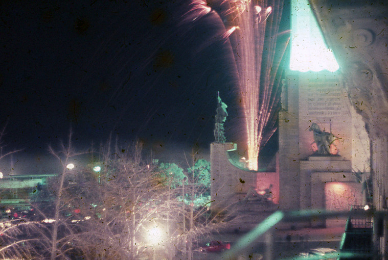 Fuegos artificiales sobre el Monumento Nacional a la Bandera iluminado durante la noche inaugural, Rosario, 1957.