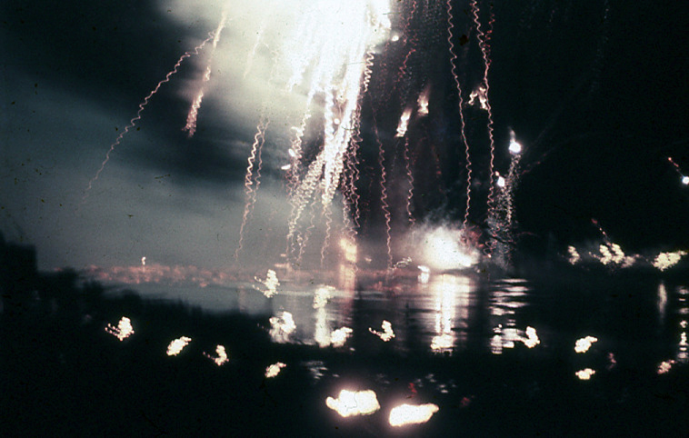 Fuegos artificiales reflejándose sobre las aguas del Río Paraná durante los festejos nocturnos, Rosario, 1957.
