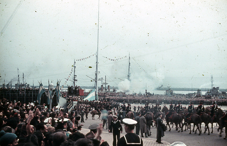 Granaderos a Caballo desfilando frente a la multitud junto al Río Paraná, con humo de una salva de honor, Rosario, 1957.