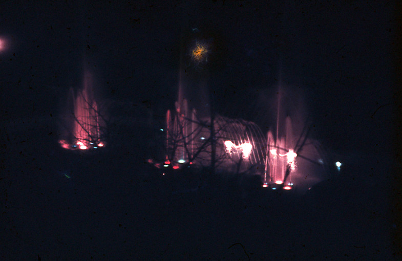 Fuente de aguas iluminadas con luces de colores durante la noche inaugural, Rosario, 1957.
