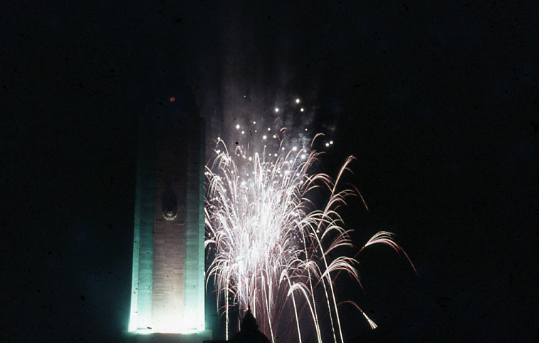 Fuegos artificiales estallando junto a la Torre iluminada del Monumento Nacional a la Bandera, Rosario, 1957.