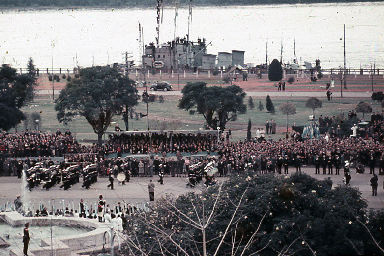 Desfile militar y cadetes ante las graderías del Parque, con un buque sobre el Río Paraná, Rosario, 1957.