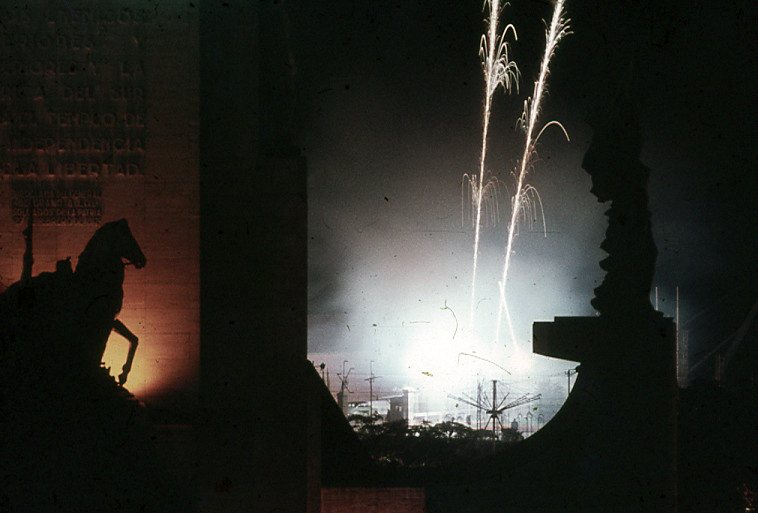 El grupo escultórico de bronce del Monumento en silueta contra los fuegos artificiales, Rosario, 1957.