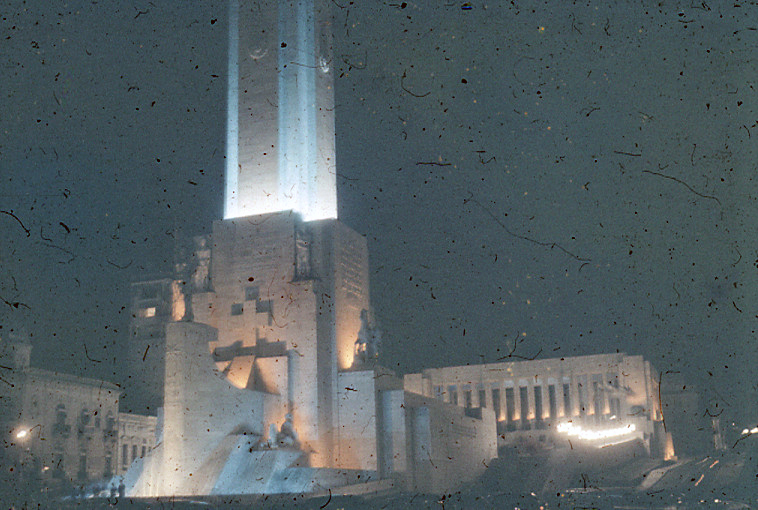 Vista nocturna del conjunto del Monumento Nacional a la Bandera iluminado durante los festejos inaugurales, Rosario, 1957.