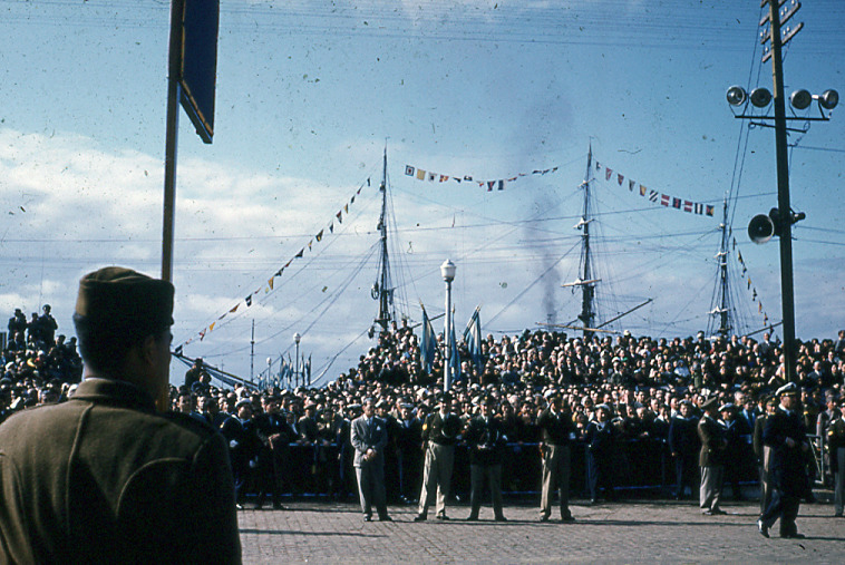 Público reunido tras las vallas frente a un buque a vela empavesado sobre el Río Paraná, Rosario, 1957.