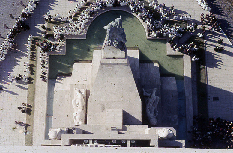 Vista cenital del conjunto escultórico de la proa del Monumento, rodeado por el público en formación, Rosario, 1957.