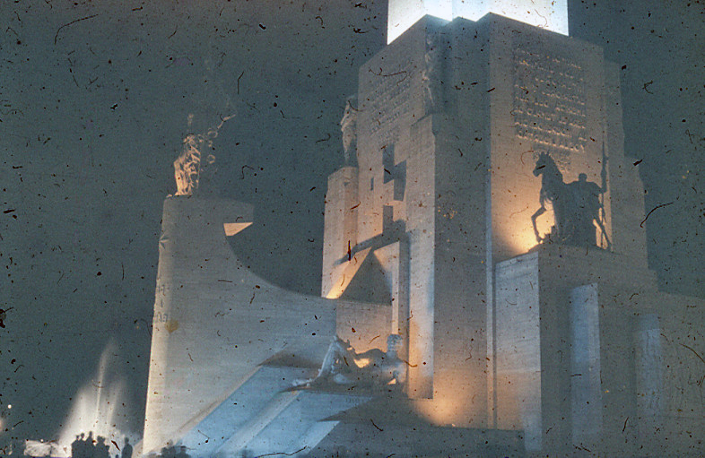 Detalle nocturno del basamento de la Torre del Monumento con sus esculturas iluminadas, Rosario, 1957.