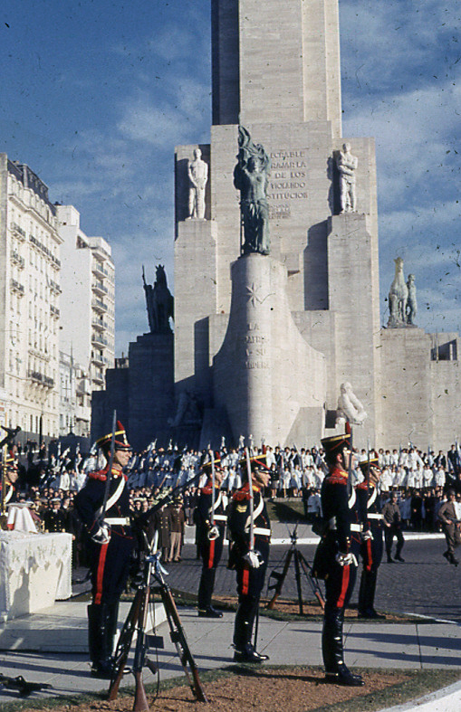 Granaderos en uniforme de gala formados al pie del Monumento durante la ceremonia inaugural, Rosario, 1957.