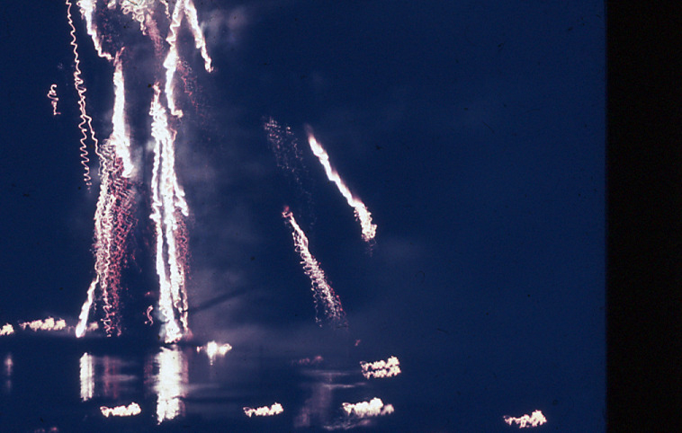 Cascada de fuegos artificiales reflejándose sobre el Río Paraná durante los festejos nocturnos, Rosario, 1957.